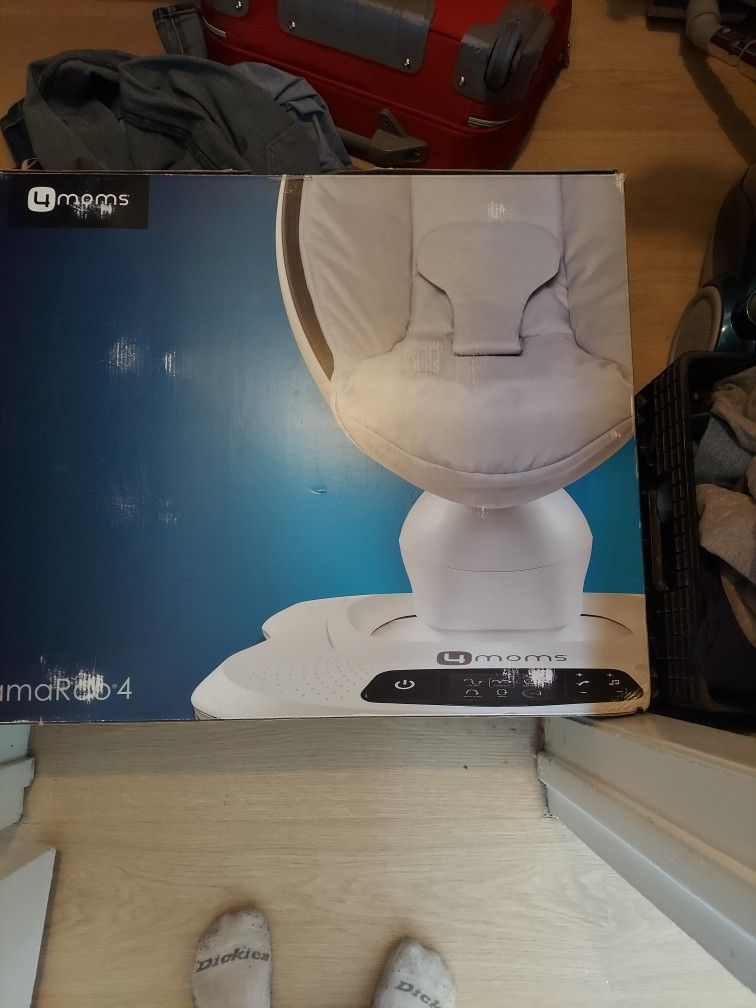 Momaroo4 Baby Swing Like new