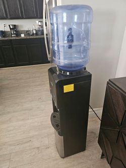 Hot and cold water dispenser