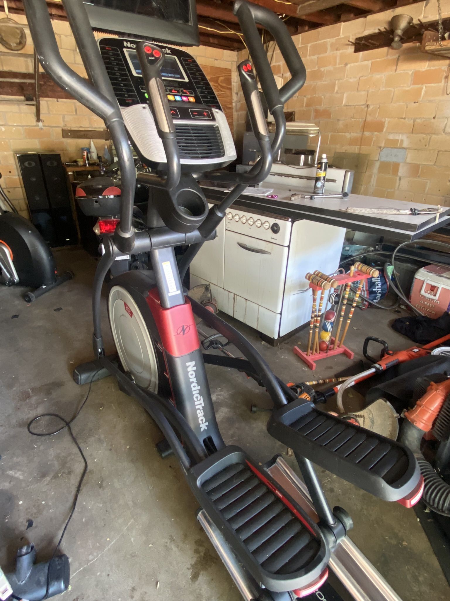 NordicTrack Elite 14.9 Elliptical in Great Condition. 