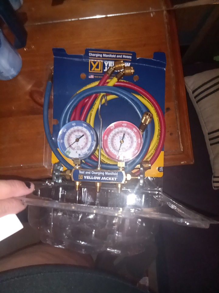 Yellow Jacket Charging Manifold N Hoses