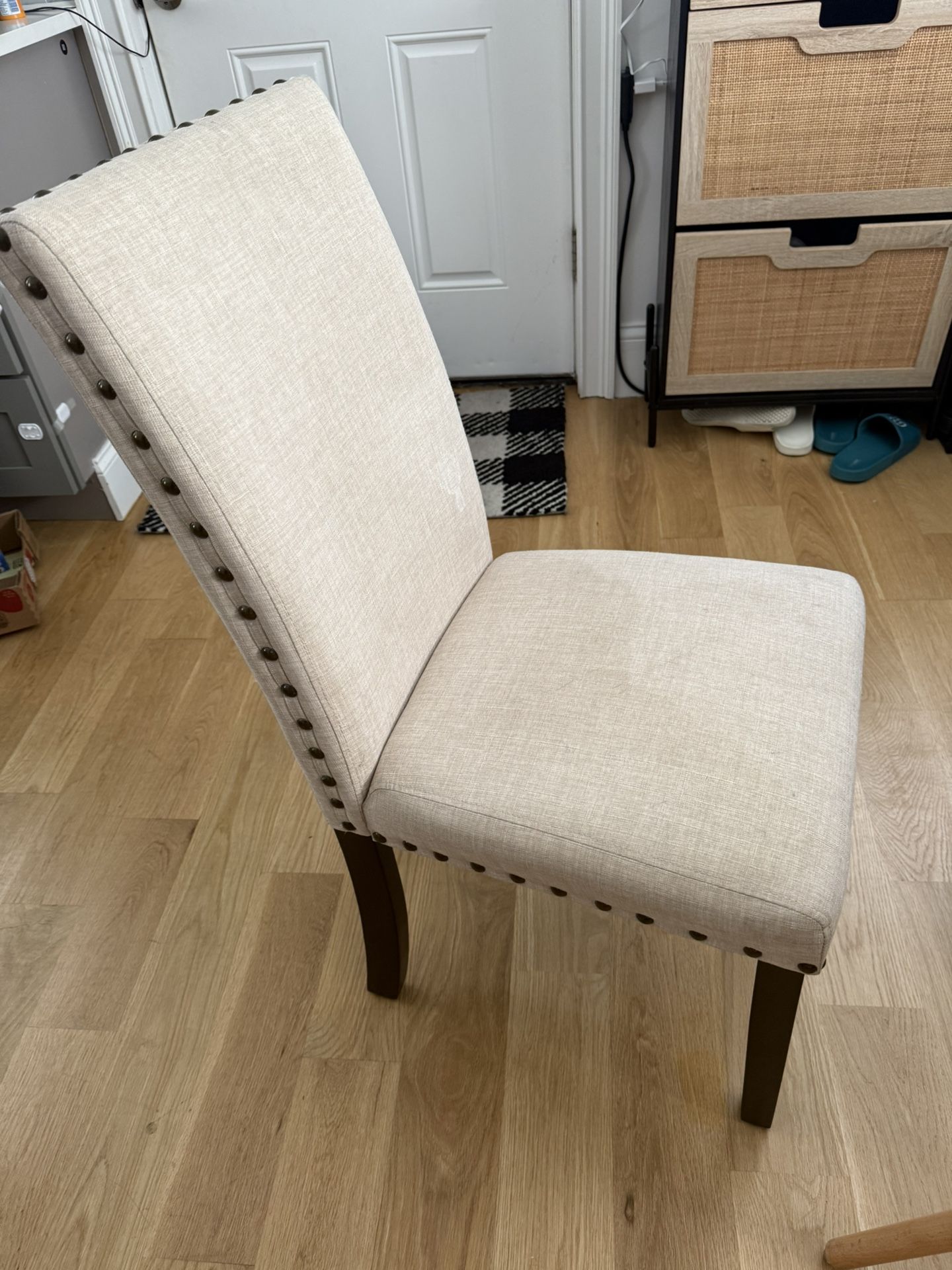 Round Dining Table With Chairs