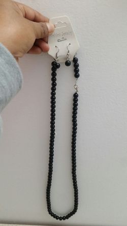 Juego de collar con arete. Nuevo