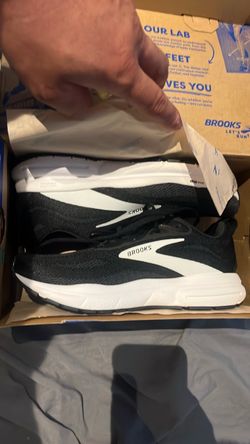 Size 7 women's Brooks sneaker