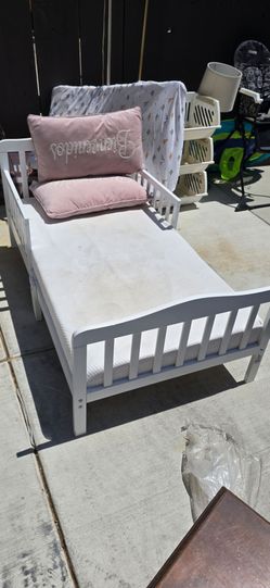 Toddler bed