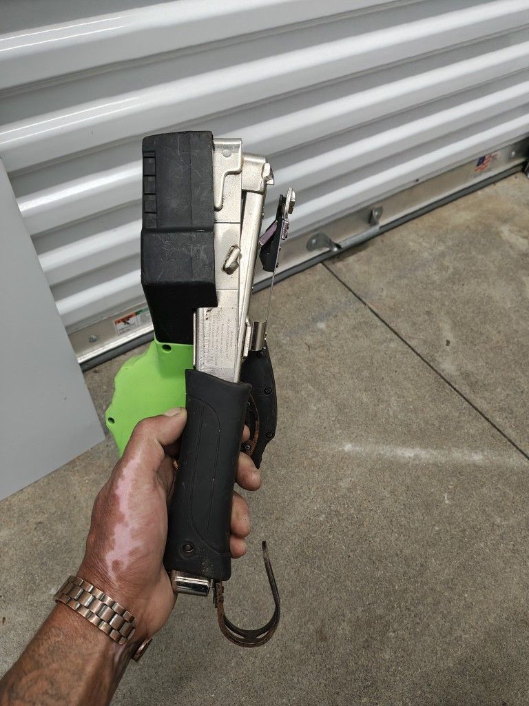 Stinger cap tacker