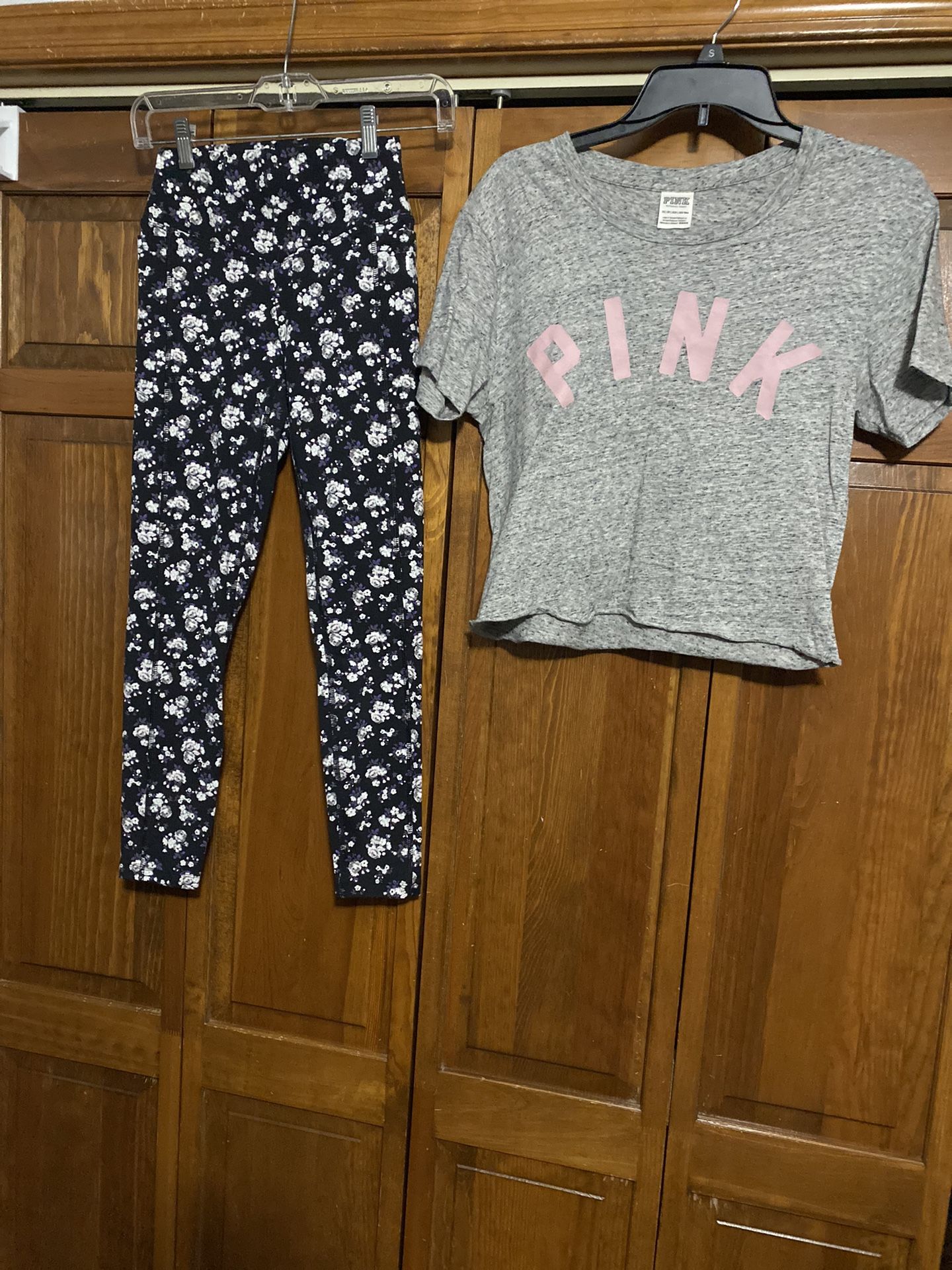 Victoria’s secret’s pink women’s size xs ultimate legging, gray tee