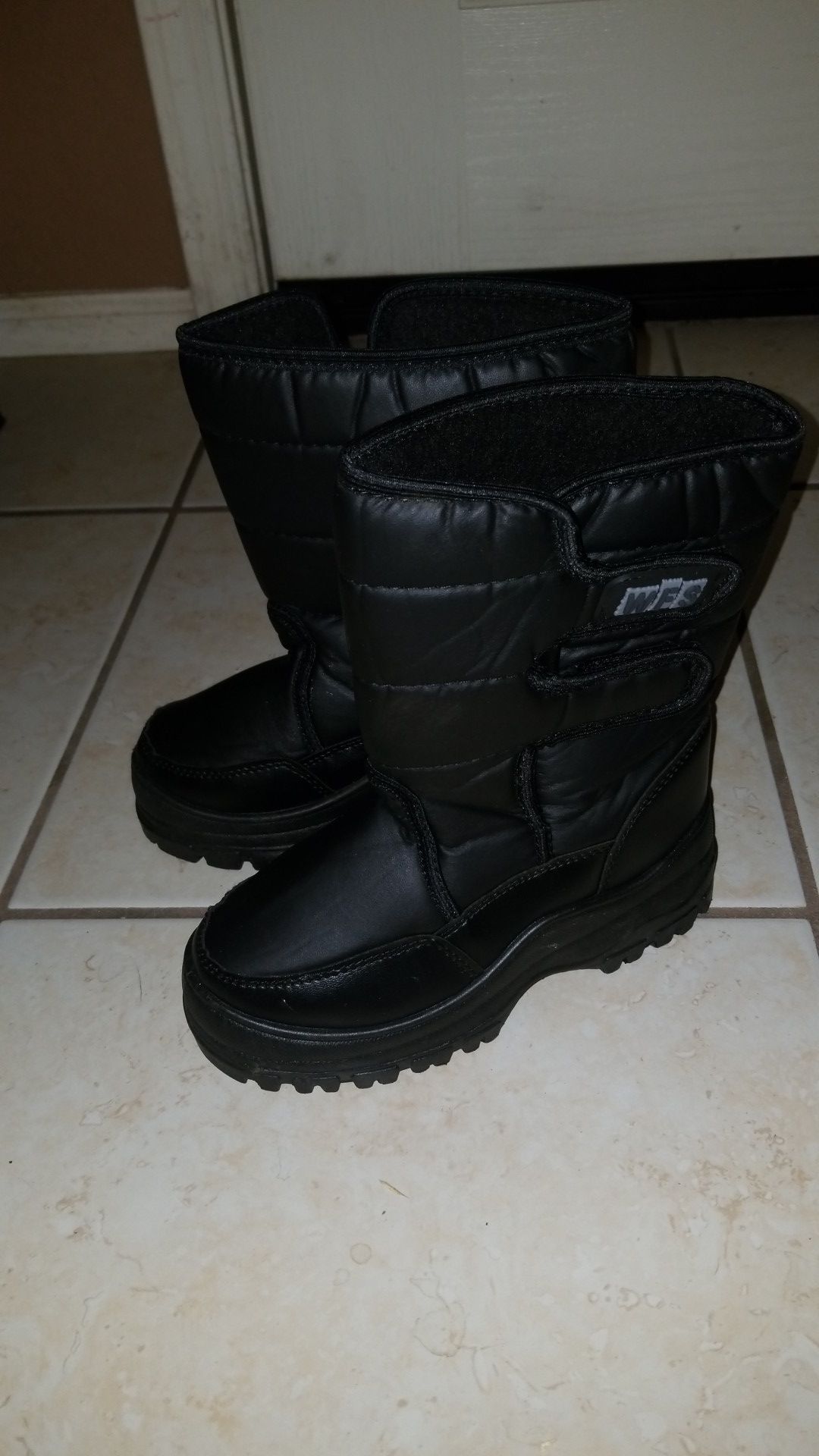 Snow boots kid's...size 2