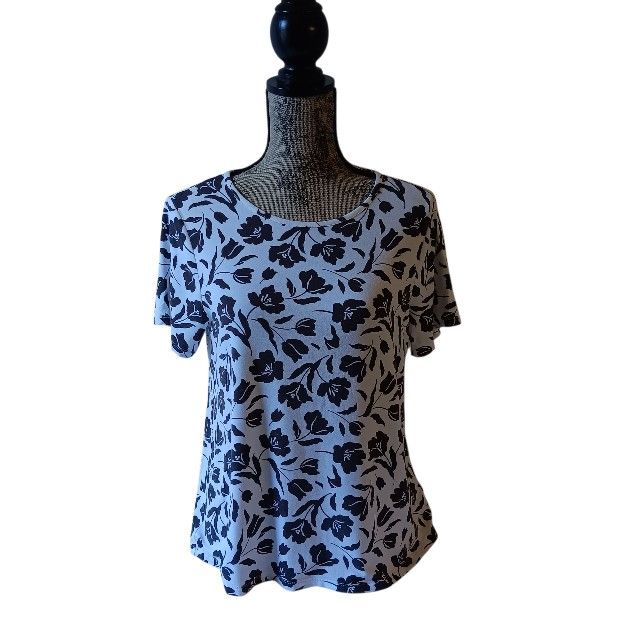 Old Navy woman's black/white floral print short-sleeve top size M