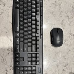 Logitech MK295 Wireless Mouse & Keyboard Combo