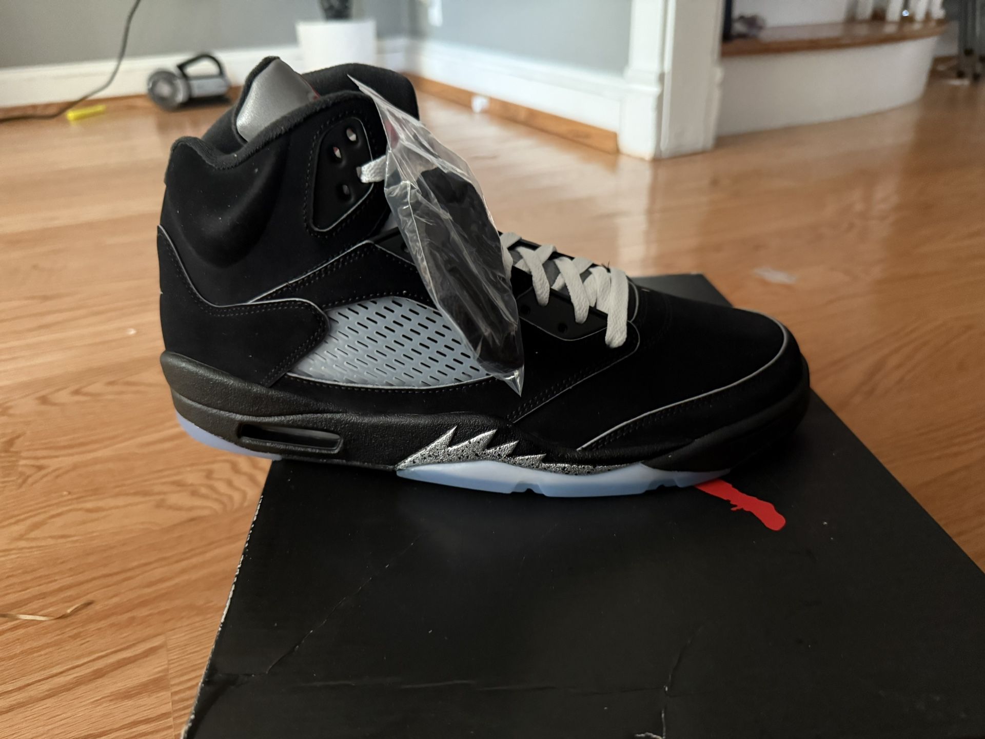 Jordan 5 (d/s) Retro Black Metallic Reimagined 