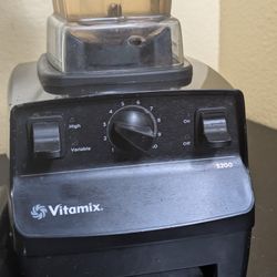 Vitamix 5200 blender in excellent working condition. Tested and works strong at all speeds. Made USA