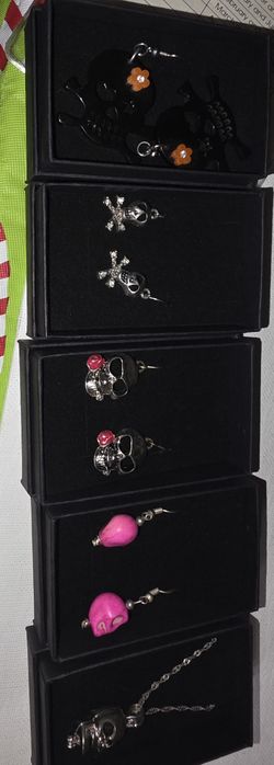 Skull Earings And Necklace 