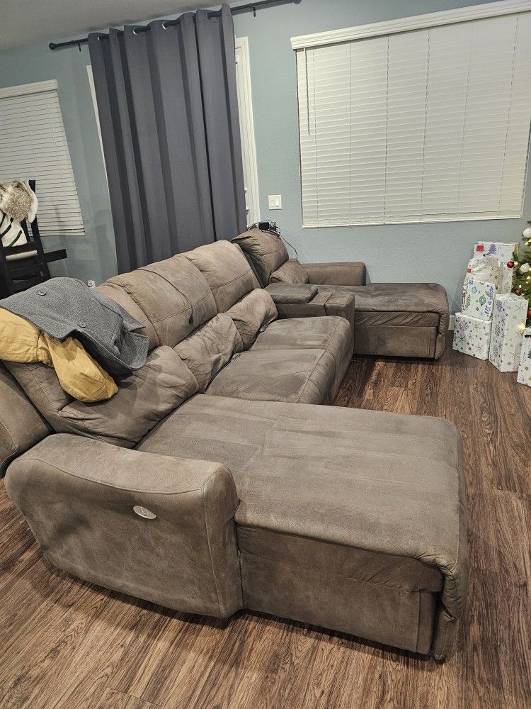 4-seat power reclining couch