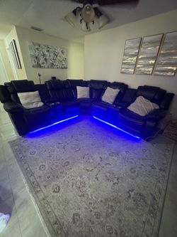 Sofá Seccional Reclinable de Cuero Negro con Luces LED Azules