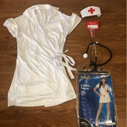 classic nurse Halloween costume adult xl doesnt have the apron but has bonus name tag and shot glass