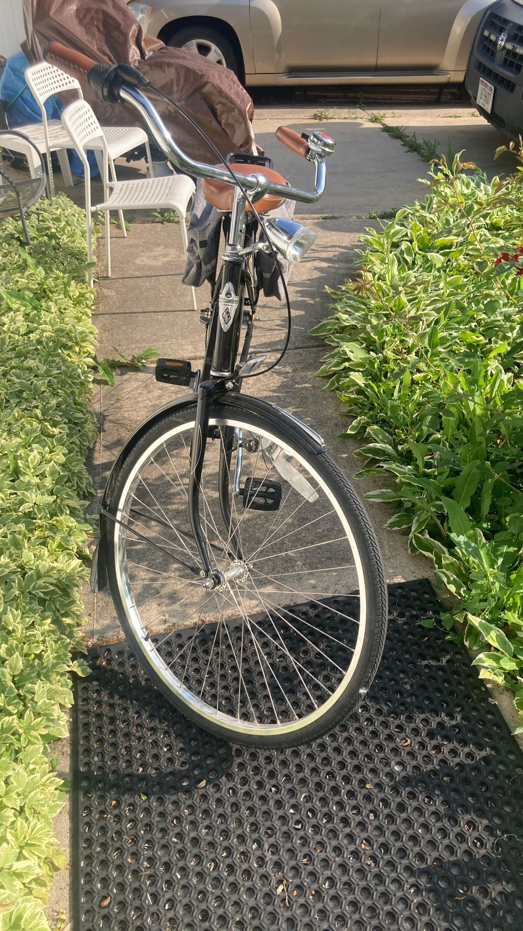 Electra. Like new, barely used. Only needs a wire for the front and rear net. Excellent condition.