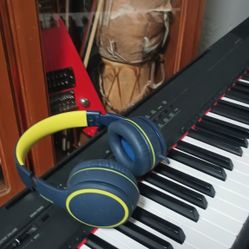 Keyboard Yamaha p-105 With Foot Pedal Plays Excellent 