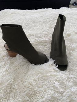 Steve Madden Open-toe bootie; army green (size 8)