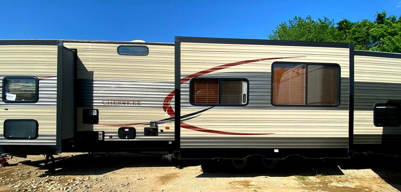 2015 Cherokee Limited 43ft bumper pull travel trailer with 3 slide outs