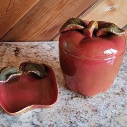 VINTAGE 6.5" HIGH APPLE SHAPED CERAMIC COOKIE JAR WITH A SEAL TIGHT LID AND MATCHING TRINKET TRAY PLATE 8"×6" WITH ADDITIONAL APPLE TOP