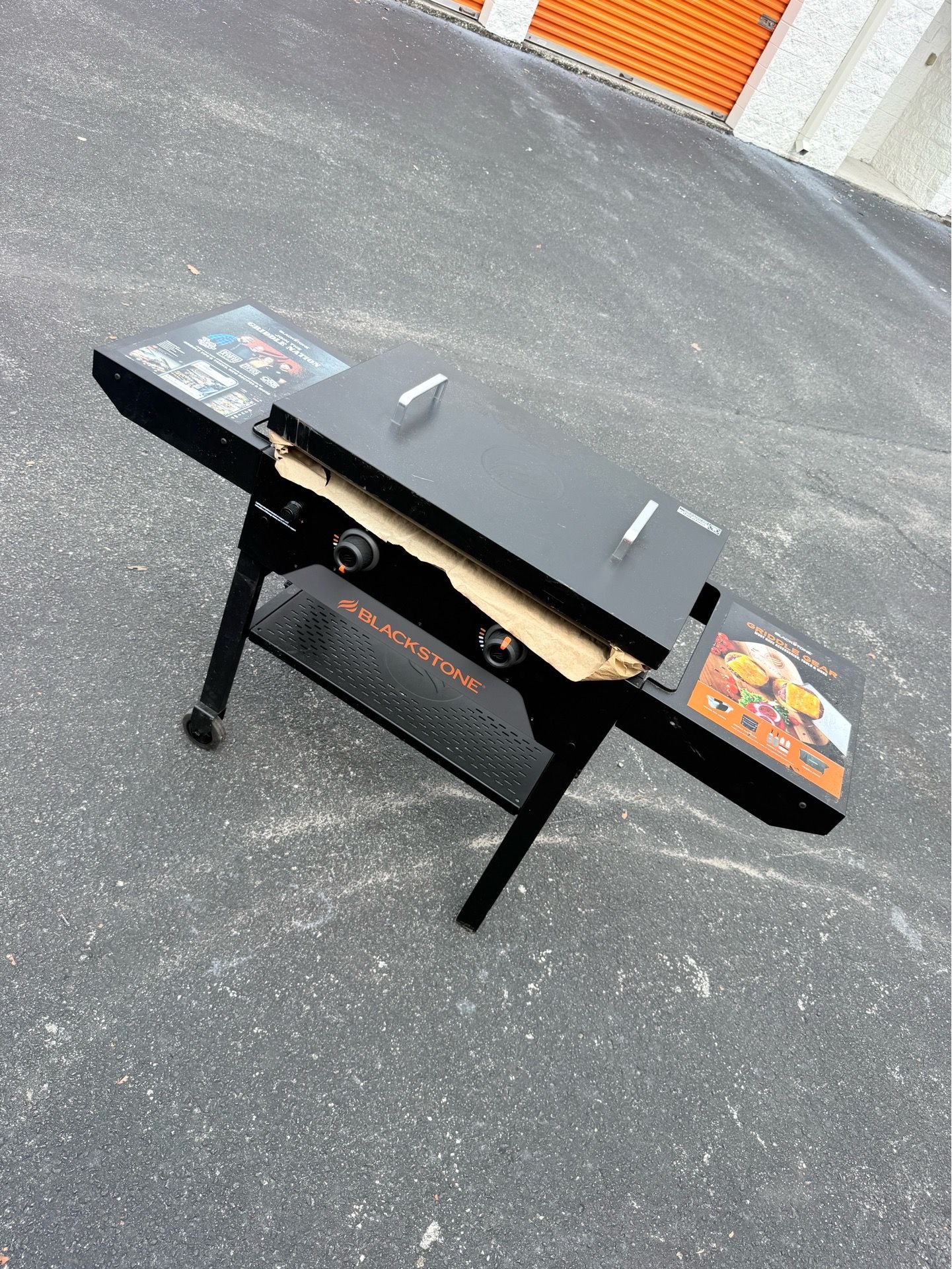 Blackstone 28" Culinary Omnivore Griddle with Hard Cover 2 -Burner Liquid propane Flat Top Grill