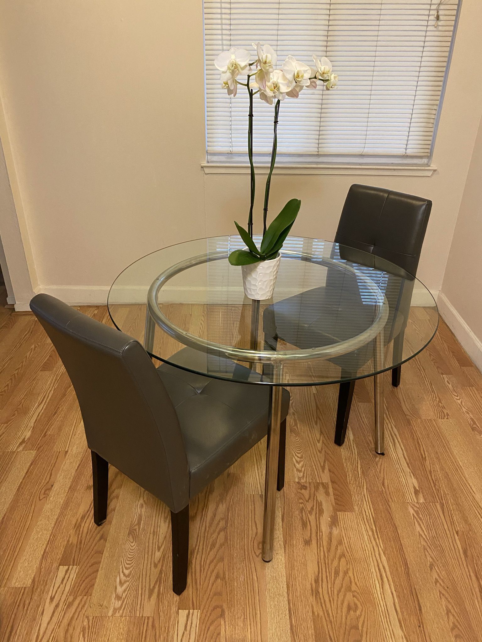 Glass Breakfast Table With 4 Gray Chairs