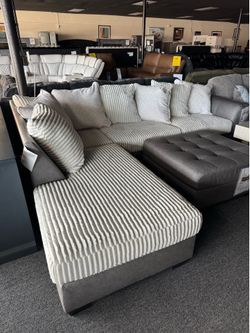 L Shape Sectional. 🚚WE DELIVER🚚