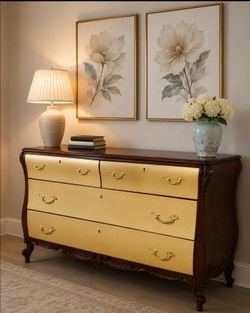 Solid wood R.J. HORNER chest dresser with 4 drawers in good condition, all drawers with golden hardware working well,
This versatile 4-drawer dresser