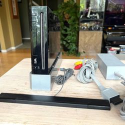 Nintendo Wii Like New $100 2 Controllers And 1 Boxing Game