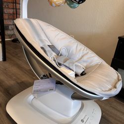 4 moms 4Moms Mamaroo multi motion baby swing. Bluetooth enabled 