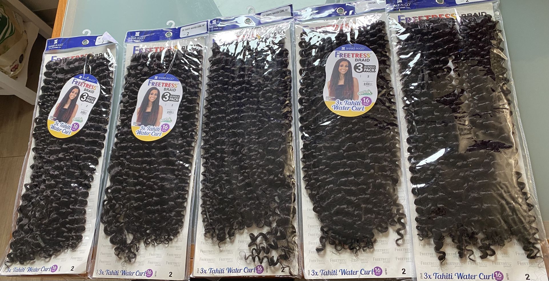 FREETRESS® BRAID COLOR SHOWN: T530 BUNDLE PACK COLOR: 2 F/B 3X TAHITI-WATER CURL 16" Color: 2 50270 547868 KTA16 2 Crochez & LATCH HOOK 3x Tahiti 16 I
