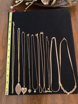 Gold tone/ gold-plated necklaces (10)