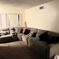 Ashley's 3 Piece Reclining Sectional W/USB Charging Station 