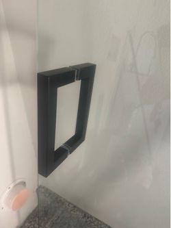 Standing  shower  door