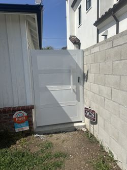 Aluminum White Gate Door And Plexiglass