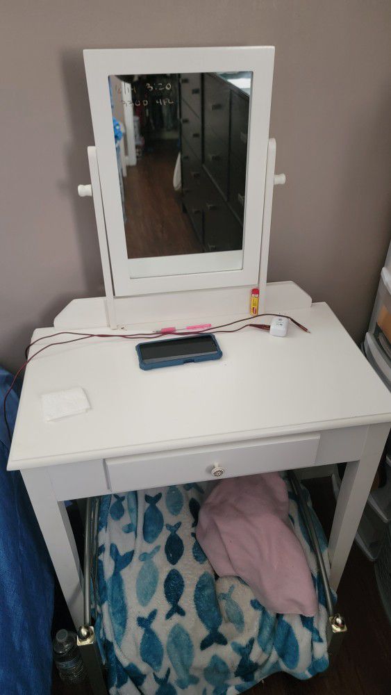 Make Up Desk And Seat