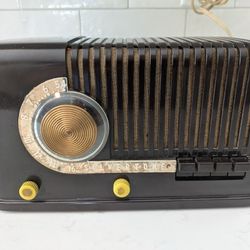 1941 Silvertone vintage tube radio, model 3351 "Candy Cane".
Worked last week when I tested it, you are welcome to try it out to confirm. 