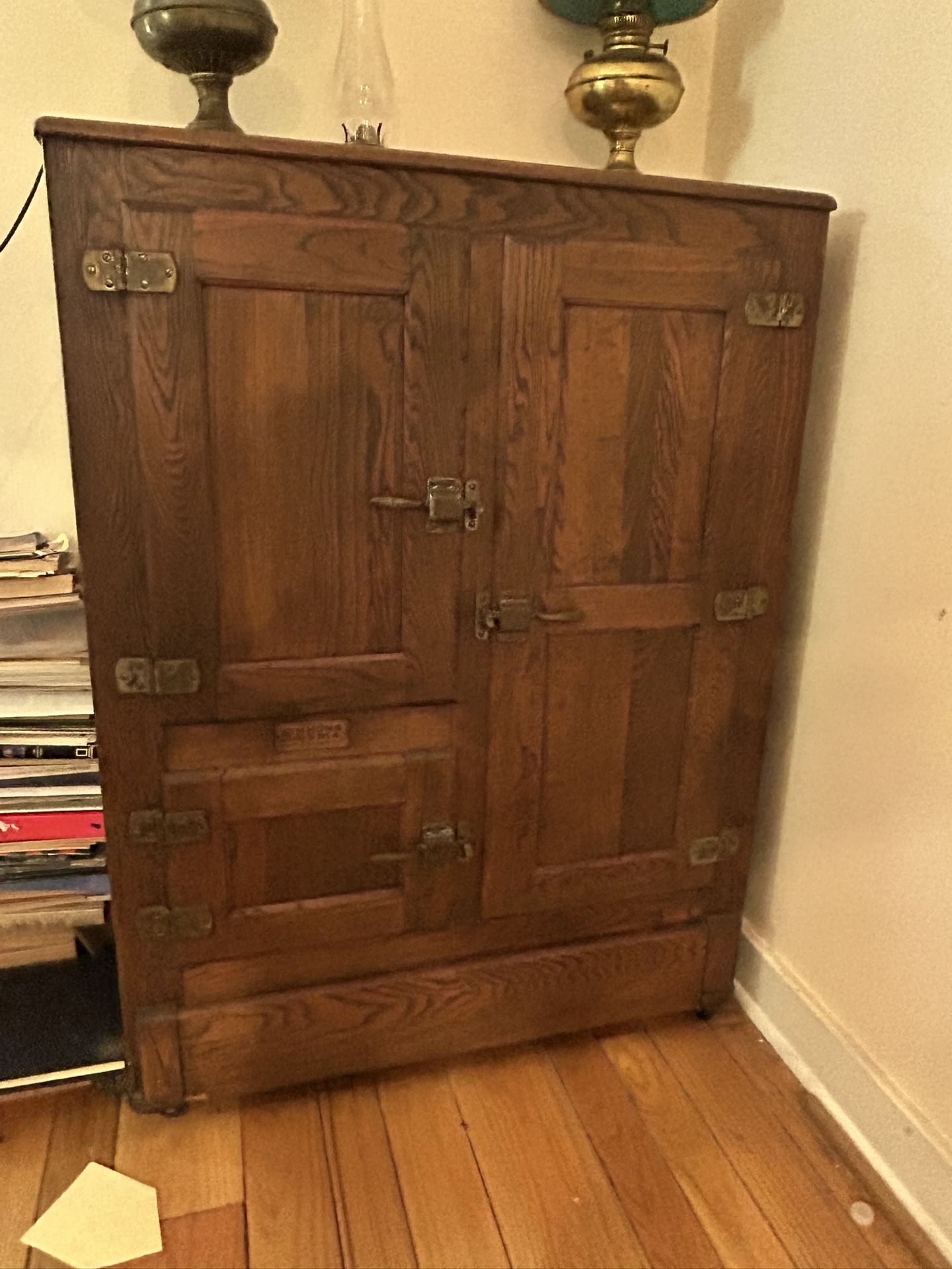 Simmons Siberia Antique IceBox
