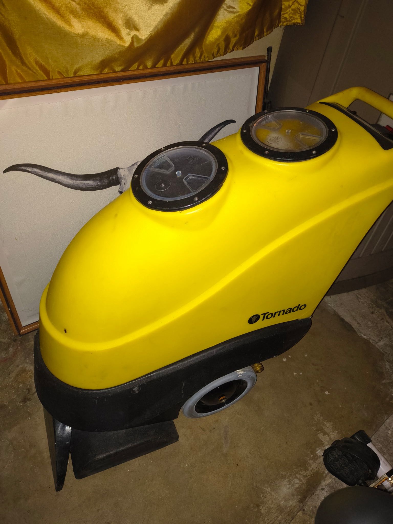 Tornado Commercial Carpet Extractor
