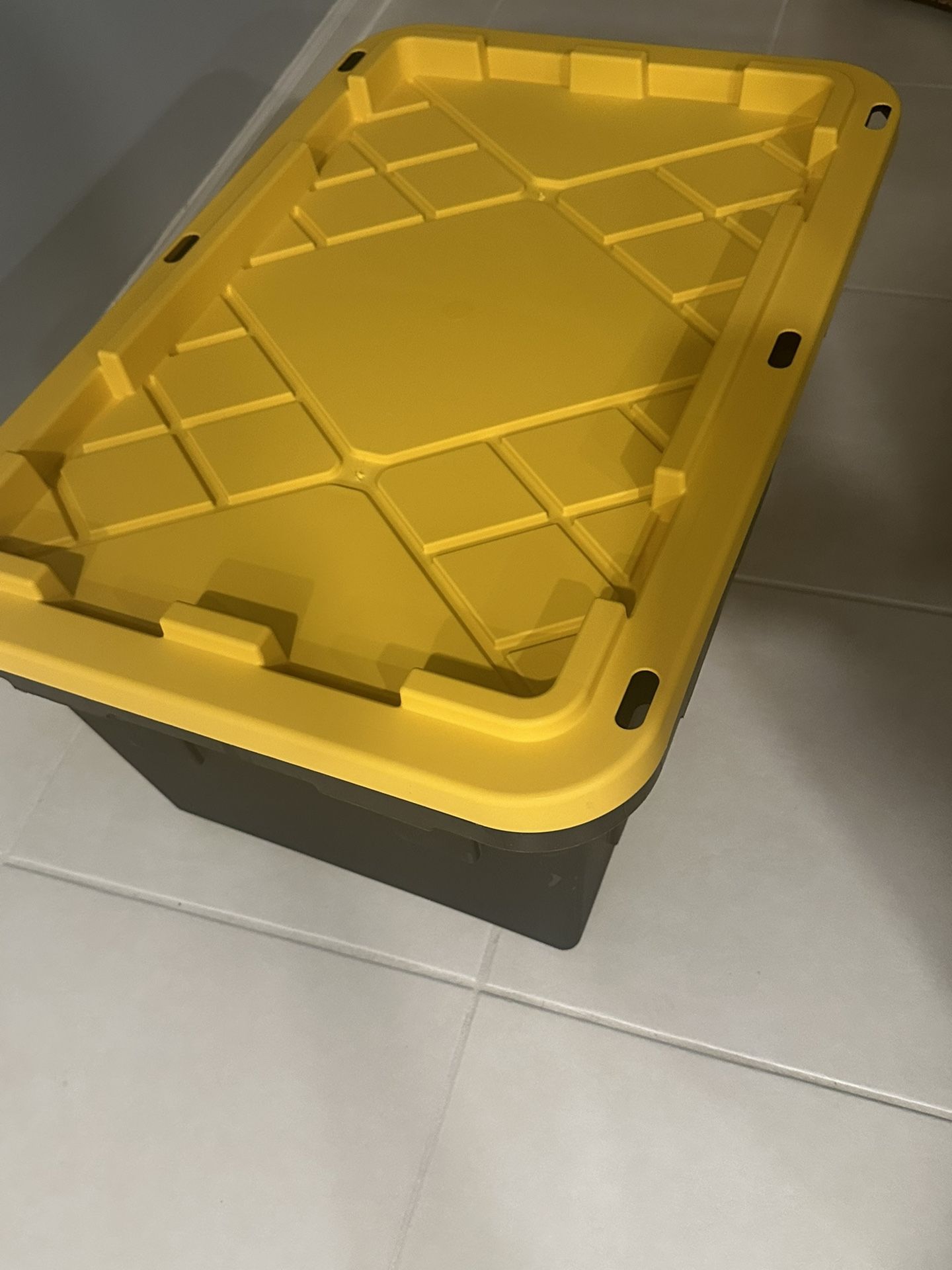 Brand new 27 gallons capacity super heavy duty storage container