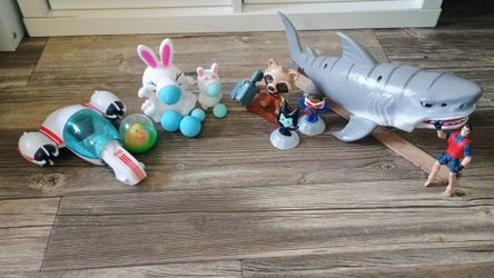 Various Toys : Shark With diver And Other Random Toys