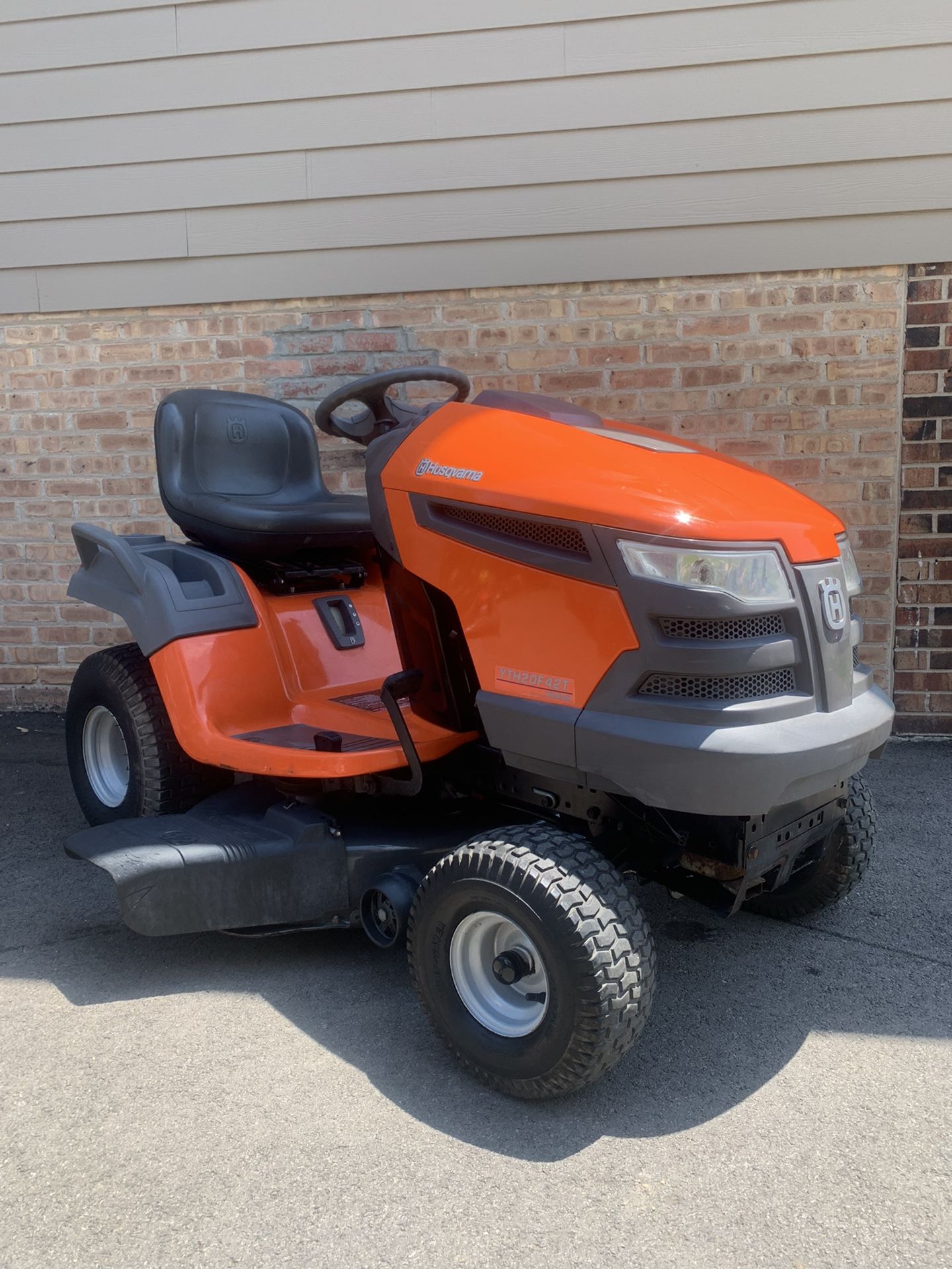 Husqvarna YTH20F42T Riding Lawnmower