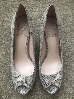 Preowned Vince Camuto Kiley Peep Toe Pumps Heels - Size 6.5M