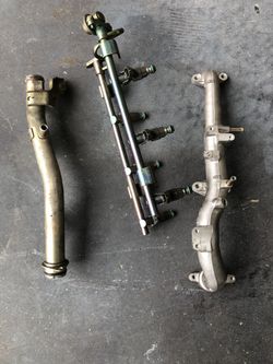 VQ35 fuel rail with injectors,and rear engine bypass pipe, also right hand side upper radiator hose pipe