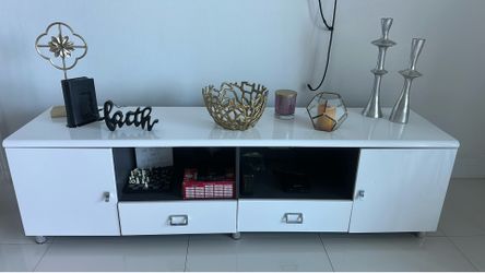 White Modern TV Stand / Media Console with Decorative Accessories