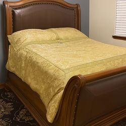 *BEAUTIFUL* 4 piece, Great condition, queen sized sleigh bed, solid cherry
