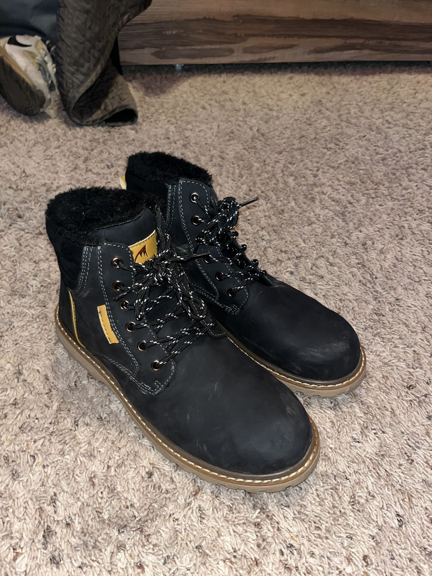 Quickshark Mountain Boots - Size 10.5