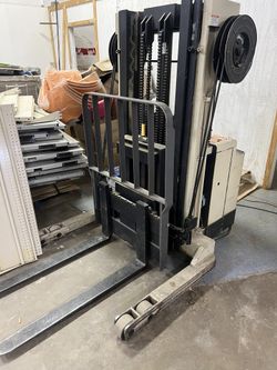 CROWN PALLET STACKER