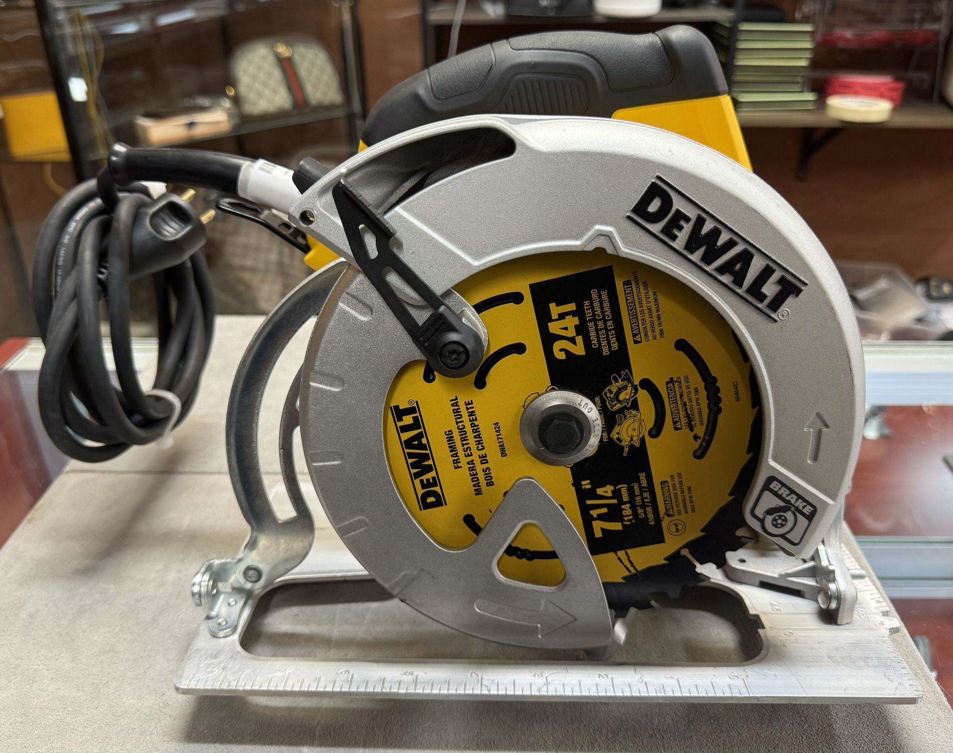Dewalt 15 Amp 7-1/4 in. Lightweight Circular Saw w/ Electric Brake