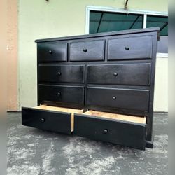 Dresser/ Nine drawers dresser